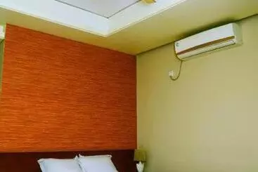 Royal Living Hotel & Suites
