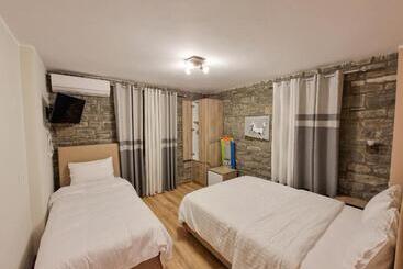 هتل آپارتمان The Stone House