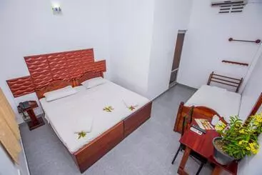 Hotelli Transit Budget