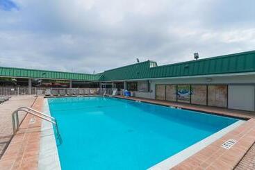 Aparthotel Waterfront Room, Heated Pool, Tiki Bar & Grill