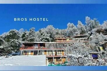 Bros Hostel & Yaara Cafe
