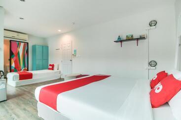 فندق Fin Hostel Phuket