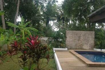 Pension комната в тихом месте с отдельной кухней на 1 этаже виллы с бассейном