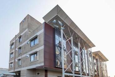 Hotel Capital O Swan Paradise