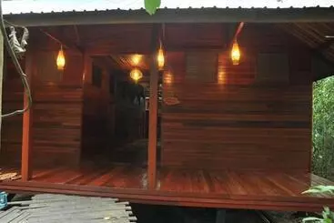 בית מלון כפרי Borneo Natural Sukau Bilit Resort