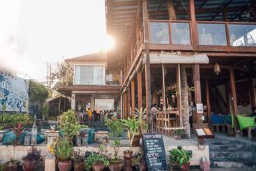 בית מלון כפרי Pesona Beach Resort & Spa