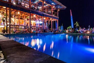 酒店 Pesona Beach Resort & Spa