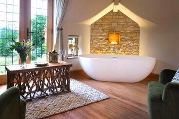 צימר Abbots Grange Manor House