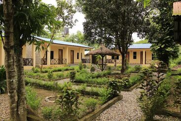 بانگلو Chitwan Safari Camp & Lodge