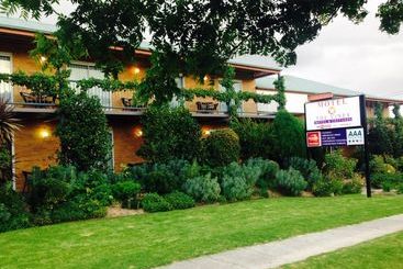 The Vines Motel & Cottages