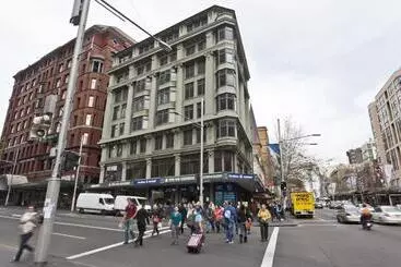 Общежитие 790 On George Backpackers