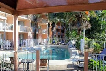 فندق على الطريق Rainbow Sands Resort