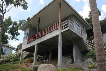 ホテル Apichada Villa