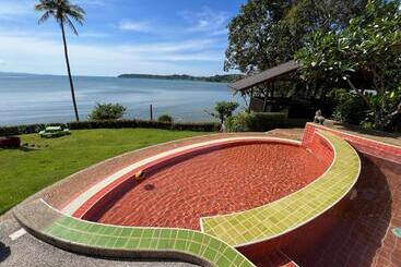 Koh Mak Buri Hut Natural Resort