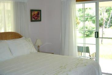 호텔 A Tropical Escape Bed & Breakfast