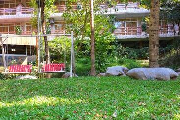 בית מלון כפרי Suanphet Riverview Resort