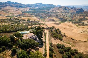 קוטג'' Feudo Muxarello