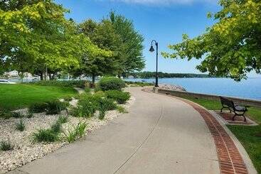 בית מלון כפרי Bridgeport Waterfront Resort