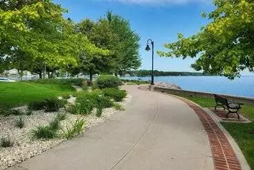 Hotelli Bridgeport Waterfront Resort