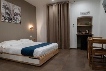 تختخواب و صبحانه Suite 18 Luxury Apartments