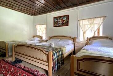 پانسیون Guesthouse Kujtimi