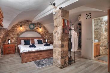 Hotelli אבני החושן   סוויטות יוקרה בצפת העתיקה   Avnei Hachoshen   Luxury Suites In The Old City