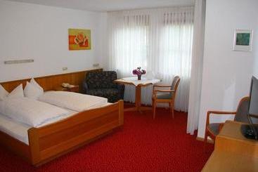 Hotelli Gästehaus Trahasch Im Adelshof