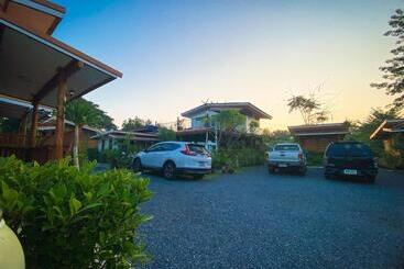 Pensión ครัวบ้านไม้สัก โฮมสเตย์ เขาวงพระจันทร์ ลพบุรี