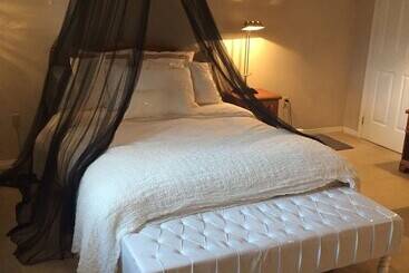 בית מלון כפרי Niagara On The Lake Furnished Rentals