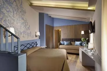 ホテル Titano Suites