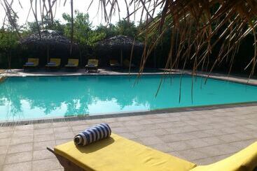 בית מלון כפרי Giman Free Beach Resort