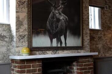 בית מלון כפרי The Poacher Inn