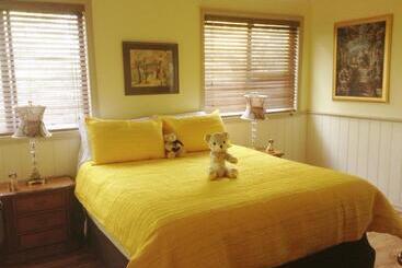 Must Love Dogs B&b & Self Contained Cottage