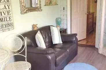 Must Love Dogs B&b & Self Contained Cottage