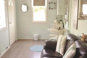 Must Love Dogs B&b & Self Contained Cottage