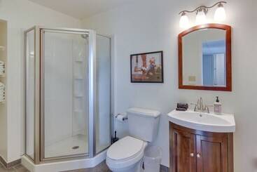 بيت ريفى Bright Asheville Retreat With Hot Tub & Decks!