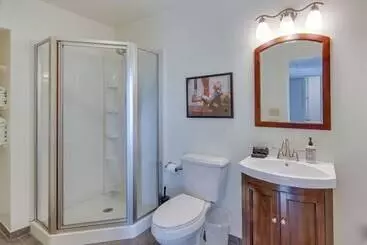 コテージ Bright Asheville Retreat With Hot Tub & Decks!
