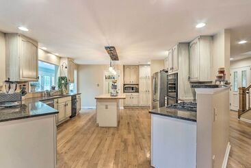 Dom wiejski Charles Town Home W/ Private Pool & Hot Tub