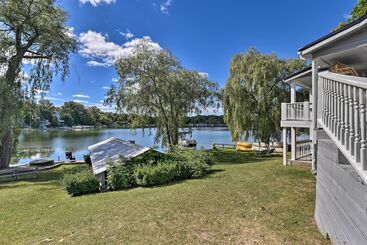 별장 Cozy Lakefront Lapeer House W/ 2 Paddle Boats!