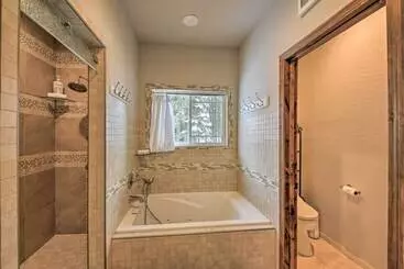 コテージ Expansive Group Lake House W/ Private Hot Tub!