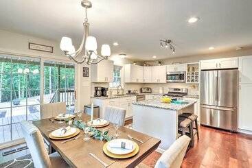 بيت ريفى Warne Retreat W/ Hot Tub & Fire Pit!