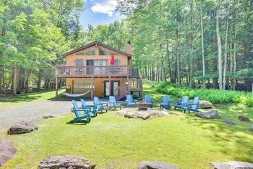 Mökkimajoitus Swim, Hike & Unwind: Resort Cabin In Lake Ariel!