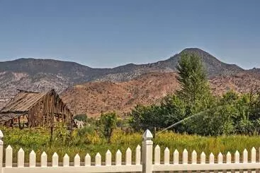 Mökkimajoitus Rustic Chic Home: 10 Mi To Otter Creek State Park!