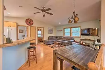 Vakantiehuisje Rustic Mccall Cabin W/ Private Hot Tub & Deck!