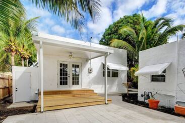 Sunset Cottage West Palm Beach/close To Downtown/ Shops/ Pet Friendly