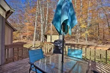 Mökkimajoitus 1 Mi To Arrowhead Lake: Pocono Home W/ Fire Pit