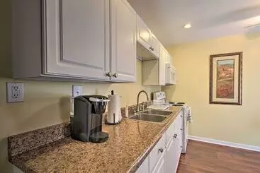 Cottage W/ Yard, Walk To Historic Attractions