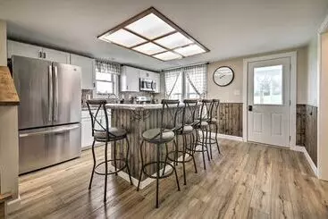 Mökkimajoitus Farm Style Ste. Genevieve Retreat W/ Fire Pit!