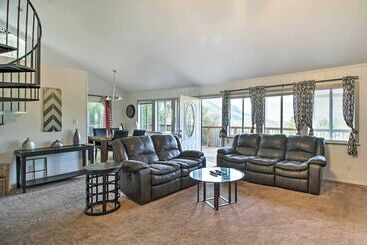 茅舍 Lake View Home W/ Grill: Hike, Boat, Relax!