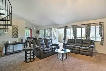 コテージ Lake View Home W/ Grill: Hike, Boat, Relax!